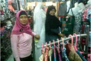 Salah satu toko palkaian di pasar Cilimus.